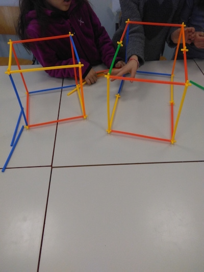Con le cannucce gli alunni costruiscono un cubo