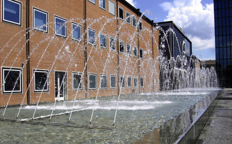 Wie wirkt sich die Erhöhung des Wasserdrucks auf den Verlauf der Wasserstrahlen aus?