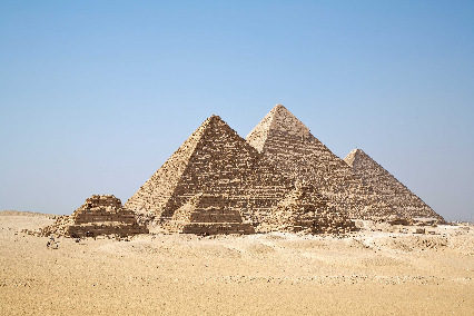 [i][size=85][size=50]Bildquelle: [url=https://goo.gl/images/1c8gQ9]https://goo.gl/images/1c8gQ9[/url][/size][/size][/i]

Die alten Ägypter sind bekannt für ihre großen und exakten Bauwerke.
[size=100][size=150][b]Für exakte Bauwerke sind rechte Winkel von großer Bedeutung.
Die alten Ägypter benutzten dafür unter anderem ein geschlossenes Seil mit 12 Knoten.[/b][/size][/size]