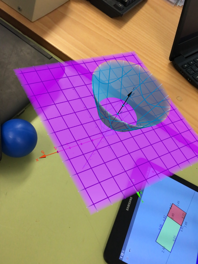 Realitat augmentada amb GeoGebra:

[b]ANDROID/iOS[/b]

[u][color=#0000ff][b]INSTAL·LACIONS PRÈVIES[/b][/color][/u]
1) Instal·lació [b]Android[/b] de AR Core (pas 1):
[url=https://play.google.com/store/apps/details?id=com.google.ar.core]https://play.google.com/store/apps/details?id=com.google.ar.core[/url]
2) Instal·lació [b]Android[/b] de GeoGebra 3D (pas 2):
[url=https://play.google.com/store/apps/details?id=org.geogebra.android.g3d&utm_source=Download+page&utm_medium=Website&utm_campaign=3D+Calculator+for+Android]https://play.google.com/store/apps/details?id=org.geogebra.android.g3d&utm_source=Download+page&utm_medium=Website&utm_campaign=3D+Calculator+for+Android[/url]
3) Instal·lació [b]iOS[/b] de AR GeoGebra:
[url=https://itunes.apple.com/app/geogebra-augmented-reality/id1276964610]https://itunes.apple.com/app/geogebra-augmented-reality/id1276964610[/url]

[color=#0000ff][b][u]LLISTAT DE MÒBILS I TABLETES COMPATIBLES[/u][/b][/color]
1) Llista [b]Androids[/b] compatibles:
[url=https://developers.google.com/ar/discover/supported-devices]https://developers.google.com/ar/discover/supported-devices[/url]
2) Llista [b]iOS[/b] compatibles:
[url=https://developers.google.com/ar/discover/supported-devices#ios]https://developers.google.com/ar/discover/supported-devices#ios
[/url]