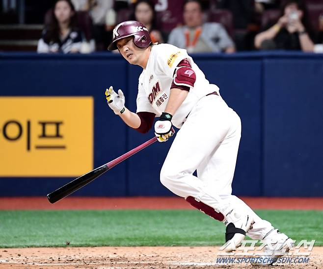 Kiwoom sprayed red pepper powder on the crossroads of the LG Twins, who are busy to grind.

In the home game against LG held at Gocheok Sky Dome on Saturday, Kiwoom won the game 6-4 thanks to Lee Hyung-jong's two-run timely hit in the bottom of the eighth inning when the game was tying 4-4. In the three consecutive weekend games, the team continued its winning series with two wins and one loss, putting the brakes on LG, which is busy fighting for second place.

LG succeeded in tying the game 4-4 with Hong Chang-ki's two-run double in the top of the eighth inning, but created a chance for the opponent with a disappointing defense in the bottom of the eighth inning, which eventually became a painful two-run game.

Kiwoom has selected Lee Ju-hyung (center fielder), Kim Hye-sung (second baseman), Song Seong-moon (third baseman), Choi Joo-hwan (first baseman), Byun Sang-ho (left fielder), Lee Hyung-jong (right fielder), Won Sung-joon (designated hitter), Kim Tae-jin (fielders), and Kim Jae-hyun (catcher). The team plans to target Hernandez by using seven left-handed hitters except for Lee Hyung-jong and Kim Jae-hyun.

LG Twins' lineup includes Hong Chang-ki (right winged hitter), Shin Min-jae (designated hitter), Austin (first baseman), Moon Bo-kyung (third baseman), Kim Hyun-soo (left wing), Oh Ji-hwan (striker), Park Dong-won (catcher), Park Hae-min (center fielder), and Koo Bon-hyuk (second baseman). Shin was given rest as a designated hitter.

It was an ace showdown between Kiwoom Ariel Furado and LG Eliaser Hernandez, so concentration was important in the chance.

The first run was taken by LG. In the top of the second inning, Moon Bo-kyung hit a lightning solo shot. When Furado's 131 km curveball came to the center, he swung without missing a miss and hit the right fence. With this homer, Moon recorded his first homerun against his former team.

Hernandez had five strikeouts and pitched perfectly through the bottom of the third inning. After Moon hit a home run, Furado also had nine consecutive hitters through the fourth inning.

In the bottom of the fourth inning, Kiwoom turned the tables at once. Kiwoom, which created a chance for the first and second bases with no outs thanks to the first-runner Lee Ju-hyung's heavy hit and Kim Hye-sung's left-handed hit, was on the verge of double play, but fortunately, it became a safe first-base hit and continued the chance with one out and runners on the first and third bases.

Choi Joo-hwan turned the game around. When Hernandez's third fastball, 145 kilometers, was rushed to the center in the 1B1S, he pulled it straight and hit an upset three-run shot to cross the right-center fence.

Even before the first base Kiwoom spectators finished applauding, Bae again crossed the fence. He hit a solo shot over the right fence by pulling Hernandez's high fastball 146 kilometers off the first pitch. Choi Joo-hwan and Bae Sang-kwon hit their 52nd consecutive homeruns this season, and 1,168th in their career.

LG also immediately started chasing him. In the top of the fifth inning, Kim Hyun-soo's double to the right was hit to the left by Oh Ji-hwan, who scored one run to make the gap 2-4. However, Furado was held to no hit until the top of the seventh inning again.

Hernandez also had a double hit by Lee Ju-hyung in the bottom of the fifth inning, but threw through the seventh inning without losing a point. He pitched in the first seven innings in the KBO league.

Furado had three hits (one homer) and five strikeouts and two runs during seven innings, fulfilling the requirement to become a winning pitcher for his 11th win. Hernandez was on the verge of losing the game by allowing six hits (two homers), one walk, six strikeouts and four runs during seven innings. However, both ended without a loss.

However, the LG Twins' lineup, which was blocked by Furado in the top of the eighth inning, burst out together with the new pitcher. Kiwoom put up Kim Dong-wook as its second pitcher, and LG immediately launched counterattack. With Park Dong-won's heavy hit and Park Hae-min's walk on the first and third bases with two outs, Hong Chang-ki hit a double that separated the left-center gap, and even the first baseman Park Hae-min made a home run to tie the game 4-4. With two outs and runners on the second base on the verge of upset, Kiwoom put in Joo Seung-woo, the closing pitcher. Shin Min-jae grounded out to the second base to start from the ground up.

In the bottom of the eighth inning, Kiwoom also had a chance against Kim Jin-seong, a new pitcher. Kim Hye-seong hit a double to the right field line after one out. LG automatically hit Song Seong-moon with four pitches. Choi Joo-hwan's hit with runners on the first and second bases with one out became a hit that fell between the shortstop and the center field left field. Left fielder Kim Hyun-soo and center fielder Park Hae-min ran, and shortstop Oh Ji-hwan stepped back, but none of them made a call to catch him, and ended up falling between the three players. The situation where the team could have runners on the first and second bases with two outs, became full base with one out. [url=https://bsc.news/post/safe-totosite-ranking-top-15-major-safe-playground-2024]토토사이트 순위[/url]

Bae Sang-kwon struck out and got two outs, but Lee Hyung-jong hit a clean left-handed hit to make it 6-4.

Kiwoom's victory was confirmed in the top of the ninth inning when Joo Seung-woo neatly finished with a three-out strikeout.
