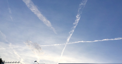 De sporen in de lucht van vliegtuigen zijn kruisend!
