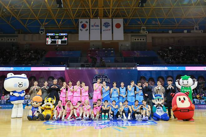 The WKBL (Korea Women's Basketball Federation) FA negotiations, which have been hit by huge winds, are being concluded. In the third round of negotiations, only Lee Hae-eun, whose negotiations with Shinhan Bank in Incheon broke down, remains, and the destination of other targets has been decided.

Day has also dawned for the designation of compensation players. Teams that have recruited compensation FA submitted their list of protected players to the WKBL on Sunday. Teams that exercise their right to compensation must choose either compensation players or compensation players by 5 p.m. on Sunday.

A total of eight players are eligible for the compensation: Jinan (Hana One Q), Sonia, Park Hye-jin (BNK Thumb), Shin Isul, Choi Yi-sam (Shinhan Bank), Park Hye-mi, Shim Sung-young (Woori Bank), and Na Yoon-jeong (KB Stars). The compensation and protection players for them vary depending on their contribution ranking in the recent two seasons.

If all teams choose a compensator, Busan's BNK Thumb and Incheon's Shinhan Bank, which have two FA players, will give up two. If both teams point to the same player, they will be given priority in the reverse order of last season's rankings. The team that does not get a compensator player will automatically receive the reward, but the WKBL explained, "We can also choose a compensator after reaching an agreement between the teams to prevent such a situation."
Most teams were busy running the simulation right after signing the FA. Based on this, we strategically tied up the protected players after calculating which player the opposing team would choose as the compensator.

According to team officials, a series of moves are expected to occur even as a compensation player. It is not just about naming compensation players. Some teams have established a win-win strategy through trade since their nomination. Last year, Asan Woori Bank and Shinhan Bank were good examples. Woori Bank named Kim Ji-young as a compensation player for Kim Jong-un (Hana One Q), and later hired Yoo Seung-hee through a trade with Shinhan.

This time, high-profile stars are likely to move in succession. Among the officials, many former national team players and all-stars were mentioned as compensation players or trade targets. Prospects with high potential were also spotted on the radar. Reward player craze following the all-time FA transfer. 2024 will remain in WKBL FA history.


<a href="https://www.outlookindia.com/outlook-spotlight/2023년-11월-스포츠-토토사이트-순위-및-추천-사설토토-먹튀검증-top15-news-328577" target="_blank" title="토토사이트 추천 토토사이트">토토사이트 추천</a>
