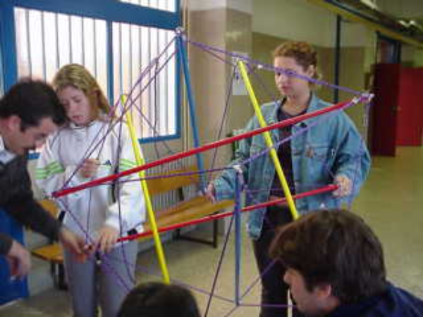 Alumnos del IES Leonardo Da Vinci en la construcción de un Icosaedro en el Aire