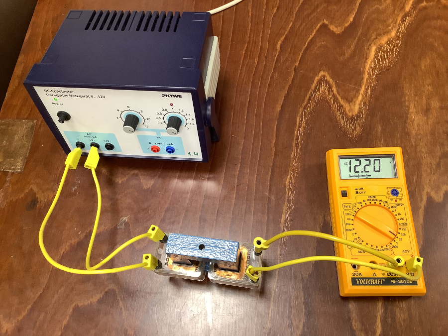 Netzteil, Transformator und Messgerät zur Messung einer Wechselspannung 