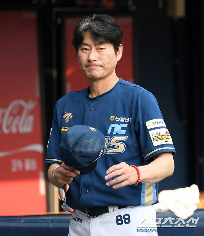 NC announced on the 20th that it had terminated its contract with head coach Kang In-kwon.

NC decided to dismiss Kang as it was confirmed to be eliminated from the 5th round to renew the atmosphere that has been stagnant due to poor performance. NC lost 6-7 at home against Hanwha Eagles at Changwon NC Park on the 19th. On top of that, NC's fall baseball was frustrated this year as the fourth and fifth-ranked teams, Doosan Bears and KT Wiz, won side by side.

Manager Kang In-kwon led the team in the 2022 season as acting manager of NC on May 11, 2022. After the end of the 2022 season, he signed a three-year contract from 2023 to 2025 and was appointed as an official manager.

Kang recorded 197 wins, 197 losses and seven draws in 401 games (including acting coach) with a winning rate of 0.500. Notably, he made it to the playoffs from the wild card game after finishing the season in fourth place last year, creating a sensation in autumn.

However, at the beginning of this season, he got off to a good start, reaching second place, but his performance fell as he lost 11 consecutive games as injuries continued throughout pitching and hitting.

The club tried to avoid an organizational culture where it became a habit to change the head coach and start anew. In particular, with the aim of creating a sustainable strong team, the team consistently trusted and supported the field with the importance of continuity and continuity of the system or leadership, but as the elimination of the 5th round was confirmed, it was time to focus on preparing for the 25th season through a mood change, so the contract with coach Kang was terminated. [url=https://bsc.news/post/safe-totosite-ranking-top-15-major-safe-playground-2024]토토사이트[/url]

For the rest of the season, Team C coach Gong Pil-sung will be the acting head coach.

It will also recruit a new coach. NC plans to select the next coach from various candidates.

NC said, "Starting with the change in the command tower, we will inspect the entire organization and prepare for baseball that can give fans excitement and expectation again."


