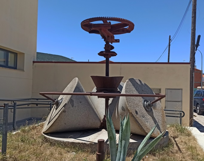 Piedras de molino cónicas junto la casa de la cultura de [url=https://es.wikipedia.org/wiki/Siruela]Siruela[/url]