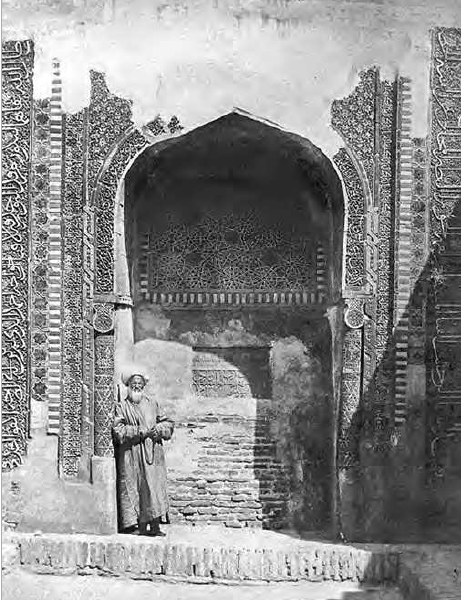 Een archieffoto toont de toestand van het mausoleum in 1938. De toegang is dichtgemetseld.
Naast het zwik was ook de bovenkant van het timpaan beschadigd.