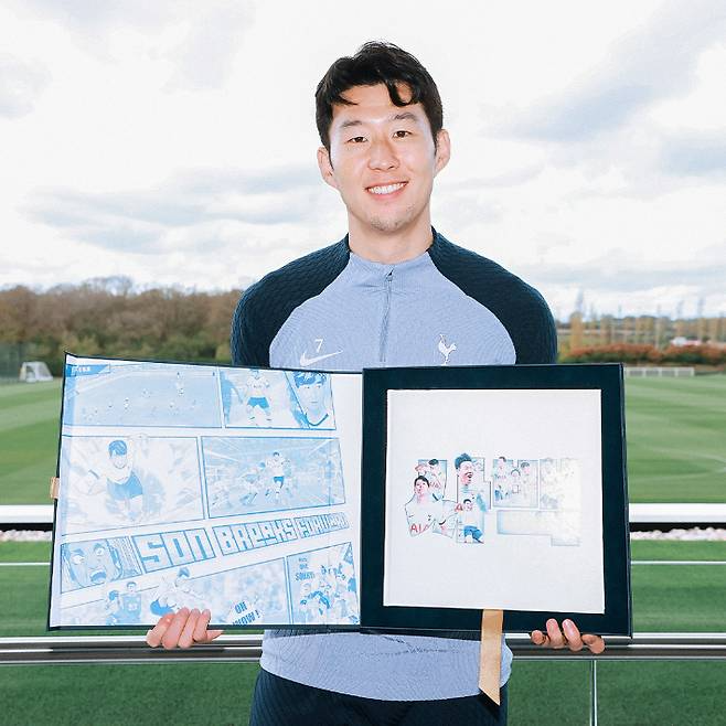 "Captain" Son Heung-min (Tottenham Hotspur) received a special gift.

Tottenham said on its SNS account on the 5th (Korea Standard Time), "Memorable moments for the captain. Chairman Daniel Levy presented Son with a book to commemorate his 400th appearance."

Son started in an away match against West Ham United in the 31st round of the 2023-2024 English Premier League held on the 3rd. It was his 400th match at Tottenham after leaving German buyer Leverkusen for Tottenham in the summer of 2015.

It is his 14th 400th appearance at Tottenham, which was founded in 1982. It is the first record for a non-European player. Since the Premier League was launched in 1992, Lloris has posted 447 matches, followed by goalkeepers Hugo Lloris (447 matches) and Harry Kane (435 matches). Lloris and Kane moved to LA FC (USA) and Bayern Munich (Germany), respectively.

"It is a special milestone to play 400 games for Tottenham," Son said on his SNS account after playing 400 games. "I am really proud of myself. Even though I did not get the result I wanted in the match against West Ham, I am happy and proud to look back on myself so far. I am grateful for making London my second home."

BY: [url=https://www.outlookindia.com/outlook-spotlight/2023년-11월-스포츠-토토사이트-순위-및-추천-사설토토-먹튀검증-top15-news-328577]토토사이트[/url]
