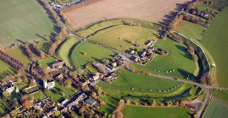 Najveći kameni krug na svijetu se nalazi u gradu Avebury.
Udaljen samo 32 km od Stonehenge-a nalazi se Avebury, manje
poznat ali jednako impresivan kameni krug. Star je oko 5.000 godina i jedan je
od najbolje sačuvanih neolitskih spomenika u Europi.






