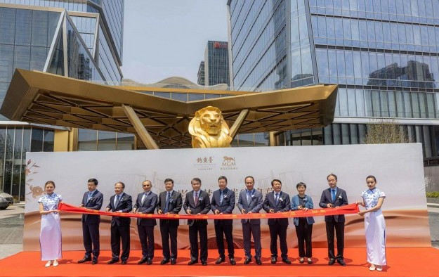 Diaoyutai MGM Hospitality Limited, a joint venture between China's Diaoyutai state-owned guesthouse and U.S.-based casino operator MGM Resorts International, said in a corporate press release that it had expanded its presence in mainland China on June 10 with the launch of two branded hotels in the Lao Shan area of Qingdao, in the eastern province of Shandong.

MGM Resorts is the parent of Macau casino resort operator MGM China Holdings Ltd.

Two new luxury hotels, Diaoyutai Hotel Qingdao and MGM Qingdao, are in SIIC Center, a commercial complex in the Lao region. Diaoyutai Hotel Qingdao has 116 rooms and suites. MGM Qingdao has 334 rooms. This information was published separately by local promoters, Diaoyutai MGM Hospitality Qingdao Limited.

Participants in the inauguration ceremony (pictured) were representatives of companies and officials from Qingdao and Macau. Macao representatives included Lei Wei-Nong, the city's economy and finance minister, sixth from left, and Maria Helena de Senna Fernandez, the head of the Macau government tourism agency (MGTO), third from right.

Corporate data highlighted that the opening of two hotels in Qingdao coincided with the mainland city's "Mao Week in Shandong – Qingdao" tourism promotion event. Led by MGTO, the promotion sees the participation of six game operators in Macau as part of a tourism promotion campaign targeting mainland Chinese visitors as the country recovers from the economic impact of the COVID-19 pandemic.

The Diaoyutai MGM venture has been adding hotel capacity to mainland China in recent years. The Shanghai MGM Shanghai West Burn project, unveiled in July 2022, opened on Feb. 23 this year, according to other data reviewed by GGRAsia. It has 161 rooms and 58 suites, according to a separate corporate press release.

Diaoyutai MGM Hospitality currently promotes several hotel or residence brands in the mainland, including Diaoyutai Hotels, Bellagio by MGM, Miraju by MGM, Mhuv by MGM, and MX by MGM.

In an update to Qingdao, Diaoyutai MGM Hospitality said it would start more hotels in mainland China. Guangzhou, Shenzhen and Zhuhai all mentioned Macau and neighboring Guangdong Province, Ling Shui on the southern Hainan island and Wuhan in central China's Hubei province. [url=https://www.outlookindia.com/outlook-spotlight/2023년-바카라-사이트-추천-실시간-에볼루션-바카라사이트-순위-top15-news-334941]바카라사이트[/url]


