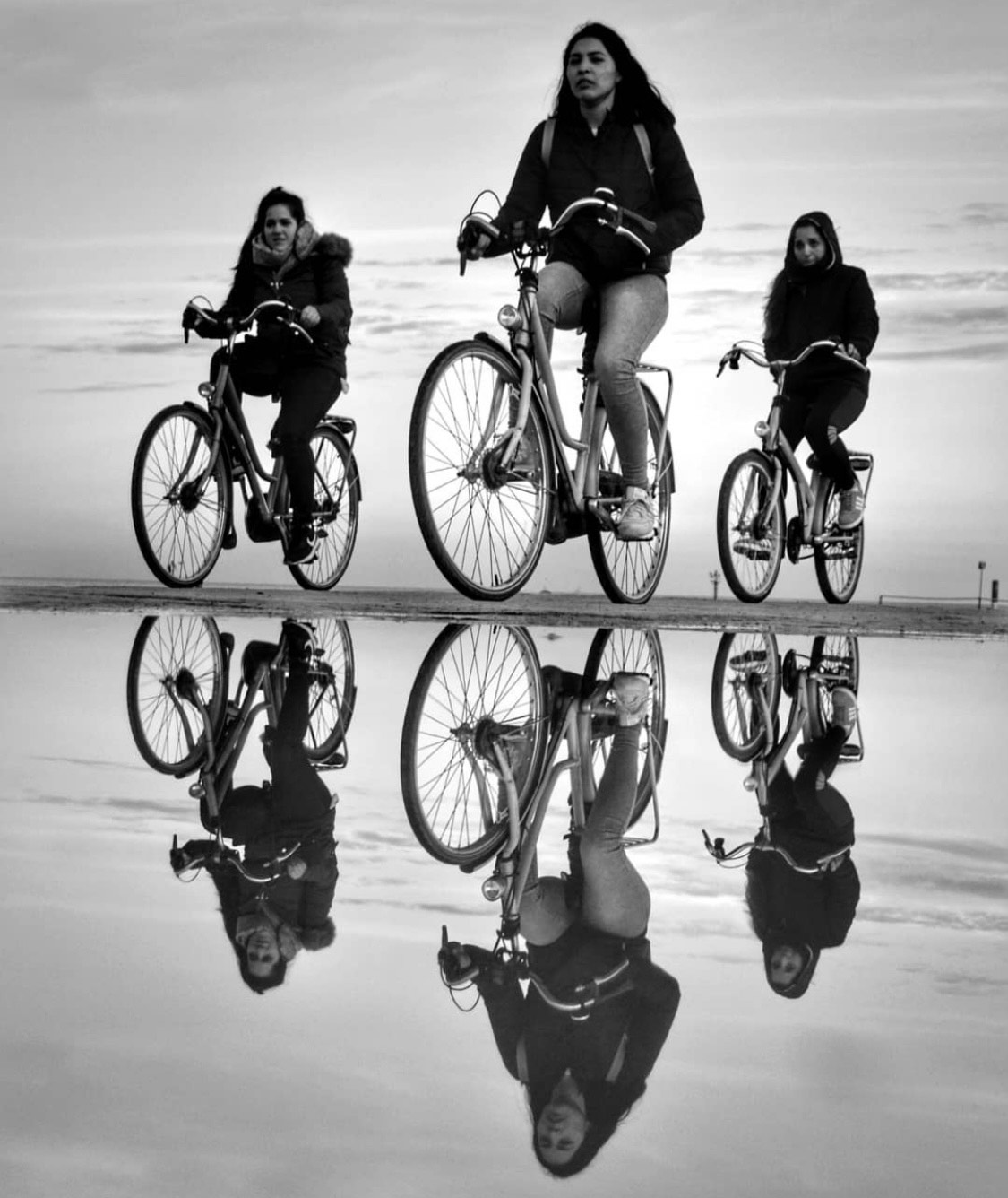 Títol: Cada dos per tres, reflexes
Autor: Alexandra García Galán
Categoria: 2n Cicle ESO
Any: 2022 (2n Premi)
Centre: Jesuïtes de Sarrià – Sant Ignasi

https://fotografiamatematica.cat/cada-dos-per-tres-reflexes/