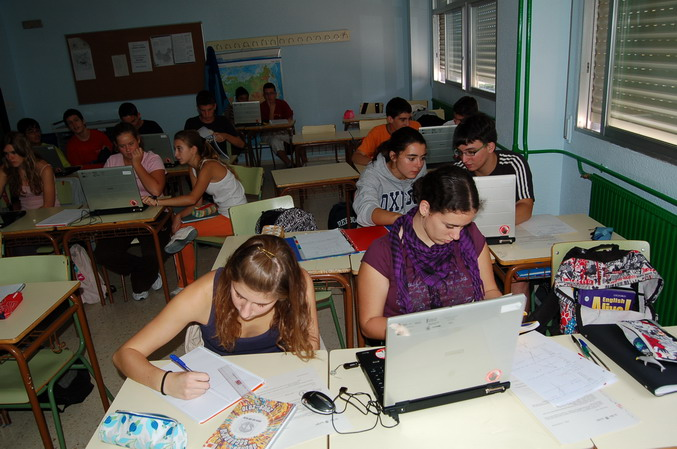 Alumnos de 4º de ESO del IES Sant Blai en un aula de portátiles diseñando baldosas con GeoGebra que después pintaron en el Museu del Taulell de Onda