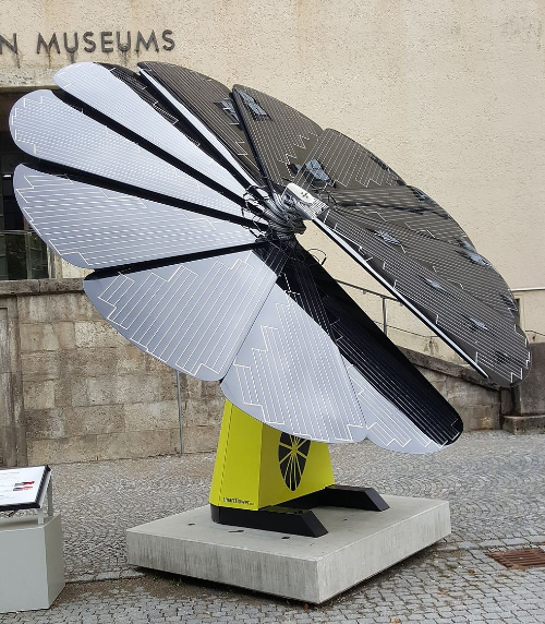 Solarblume vor dem Deutschen Museum
Bild von Mattes auf commons.wikimedia unter CreativeCommons Attribution 2.0 Germany (https://creativecommons.org/licenses/by/2.0/de/deed.en)