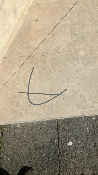 Een schets van een parabool die door een schuine lijn gesneden wordt is een van de inscripties op het [url=https://www.geogebra.org/m/dfy3bqas#material/qt2uxevx]standbeeld van Archimedes[/url] in Syracuse.