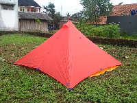 [justify][size=100][/size][/justify][justify][size=100]Salah satu contoh nyata limas adalah [b]tenda pramuka berbentuk segitiga[/b]. Bagian bawah tenda berfungsi sebagai alas, sedangkan sisi-sisi miringnya yang menjulang ke atas membentuk segitiga yang bertemu di bagian atas sebagai puncak. Contoh lain adalah [b]bangunan piramida di Mesir[/b], yang memiliki alas persegi dan sisi-sisi samping berbentuk segitiga yang meruncing ke atas.

(b) Kap lampu hias[/size][/justify]