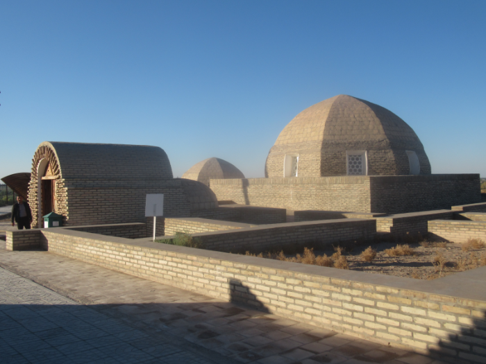 het Mazlum Khan Sulu mausoleum met rechts de achthoekige koepel