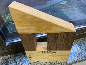 Burada gösterilen tüm cisimlerin derinliği = 4,5 cm’dir. (Üstteki) dik üçgenin kısa dik kenarı = 9,8 cm’dir. (Sağdaki) karenin her bir kenarı = 9,8 cm’dir. Ortadaki boşluk, solundaki prizma ile eş şekildedir.