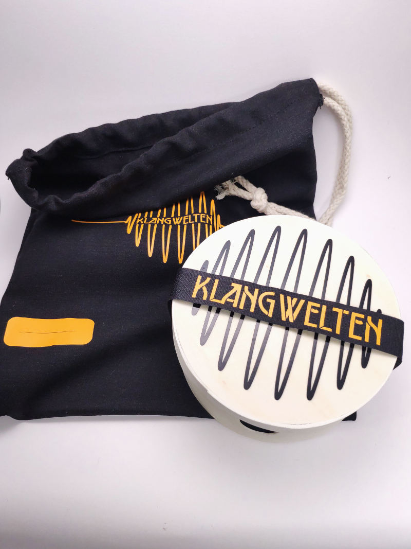Für eine größere Powerbank und ein Smartphone kann die Verpackungstasche als zusätzliche Umhängemöglichkeit verwendet werden. Ein Loch an der Unterseite der "Klangwelten"-Box und ein Schlitz im Beutel ermöglichen eine Verbindung der Geräte.

[i]For a larger powerbank and a smartphone, the packaging pocket can be used as an additional carrying option. A hole at the bottom of the "Klangwelten" box and a slot in the bag allow the devices to be connected.[/i]