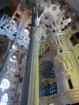Le colonne all'interno della Sagrada Familia a Barcellona sono progettate con figure geometriche che ricordano le palme