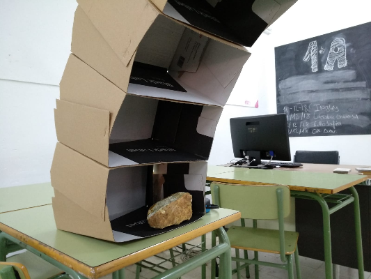 Las cajas no pesan. Así que, para que no se escurran y el arco no se abra, hay que poner algo de peso dentro, como una piedra o algunos libros