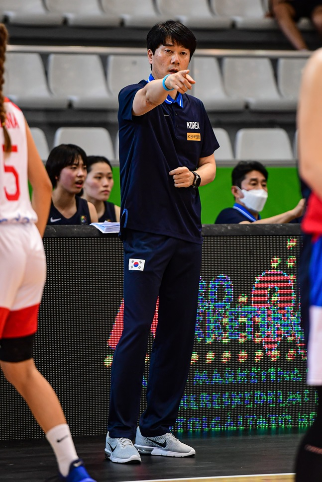 The coaching staff to lead the Korean women's basketball team has been decided.
The Korea Basketball Association held its third general board meeting at 11 a.m. on Tuesday and announced that coach Park Soo-ho and coach Yang Ji-hee have been appointed as the leaders of the adult women's national basketball team. The women's basketball team had been vacant since the 2022 Hangzhou Asian Games last year.

Earlier, the association held an open recruitment for adult women's national basketball team leaders from April 3 to 30. Interviews were conducted at the 2nd Performance Improvement Committee held on May 2 for the two teams that passed the document screening (Park Soo-ho & Yang Ji-hee, Lee Hoon-jae & Choi Yoon-ah).

As a result of adding up the total points of each candidate's evaluation, coach Park Soo-ho and coach Yang Ji-hee were selected as candidates for the ranking and recommended to the board of directors, and were finally appointed by the board of directors on the 8th. Coach Park and coach Yang will lead the women's national basketball team from the approval date of the Korean Sports Council to the end of the 2026 Asian Games in Aichi and Nagoya.

Park previously served as the acting coach of KDB Life Insurance of the Women's Professional Basketball Association (WKBL), and served as the coach of Bundang Management High School from 2021. She also served as the coach of U19 Women's Basketball in 2019 and 2021. Yang served as the national team's center and won the WKBL MVP in the 2015-16 season. After retiring, she served as the Busan BNK Thumb coach from 2019 to 2021. [url=https://www.outlookindia.com/outlook-spotlight/2023년-11월-스포츠-토토사이트-순위-및-추천-사설토토-먹튀검증-top15-news-328577]토토사이트[/url]

Meanwhile, the KBL has appointed Kang Byung-soo, the current coach of Suwon Girls' High School, as the coach of the U18 women's basketball team. It plans to select 12 players from the final entry before conducting a training session to prepare for the FIBA U18 Asian Women's Basketball Championships.



