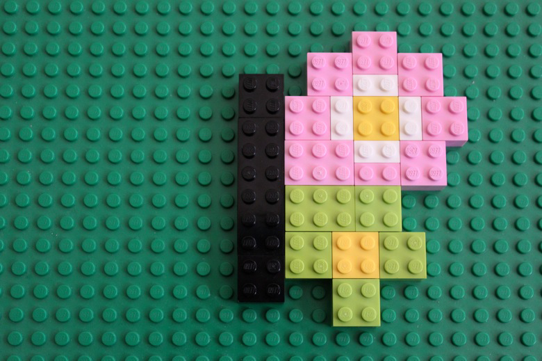 Kan du bygga den andra halvan av fjärilen med Lego?

Kan du hitta symmetriaxeln - det vill säga linjen som delar fjärilen i två lika stora halvor?