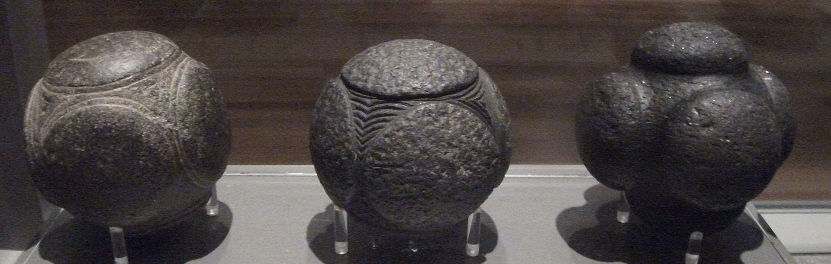 Het British Museum bezit ballen, afkomstig uit Schotland en daterend van 2500 vChr. Op de ballen zijn geometrische patronen aangebracht en de steenhouwers hebben duidelijk gespeeld met verschillende symmetrische ordeningen van uitstekende knoppen.