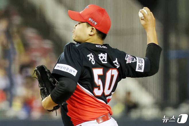 KIA excluded Jang Hyun-sik from the first-team entry ahead of the 2024 Shinhan SOL Bank KBO League NC Dinos game at Changwon NC Park in Gyeongnam on the 25th.

An official from KIA explained, "Jang Hyun-sik was diagnosed with a sprained right internal oblique muscle," adding, "It was not a major injury, but we decided to cancel it as a management measure."

For now, Jang Hyun-sik is expected to return to the first team after completing the minimum expiration period of 10 days.

Jang Hyun-sik, who is active as KIA's must-win team this season, has played 64 ⅔ innings in 64 games so far, marking 4 wins, 3 losses and a 4.04 ERA with 14 holds.

In particular, he threw 14 innings in 11 games in August, allowing only one run, and was playing with an ERA of 0.64, but he was briefly excluded due to injury.

Kia also excluded James Nail from the first team who suffered a broken jaw after being hit in the face by a pitch the previous day. Nail underwent treatment to fix her jaw joint on the day, and is unlikely to return to the team within the regular season.

The Doosan Bears called in Heo Kyung-min, the main third baseman. Heo Kyung-min was out of the entry after suffering a dislocated right pinky during defense against the Lotte Giants on the 14th and returned after 10 days.

Instead of Heo Kyung-min, infielder Kwon Hwi went down to the second division. [url=https://www.ibeautylab.co.kr/18/]안전놀이터[/url]

SSG Landers sent veteran catcher Kim Min-sik and pitcher Baek Seung-gun down to the second division and registered two catchers, Cho Hyung-woo and Shin Bum-soo, in the first division.
