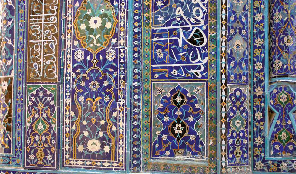 Je hoeft hier niet te zieken naar geometrische patronen. Het mausoleumgevel is volledig bekleed met faience tegels met bloemenpatronen.