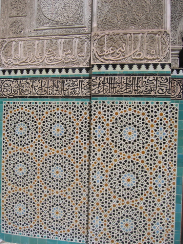 Questo mosaico è un esempio di tassellatura nell'arte islamica. Si trova nella città di Fes in Marocco.