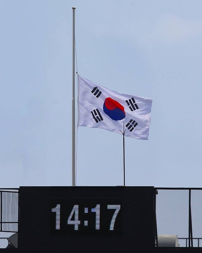 "We have decided to raise the Korean national flag at Jamsil Stadium to celebrate the Liberation Day," the Doosan Bears said on Wednesday. Game 3 of the week-on-week series between Doosan and the Lotte Giants will be held at Jamsil on the day.

Initially, Doosan has a tradition of hanging foreign players' flags together at Jamsil Stadium. It has been done since the early 2000s.

For this season, Brandon Waddell's American flag, newly recruited Jarrod Young, Jordan Balazovic's maple leaf, and Shirakawa Keisho (Japan), who was recruited as an alternative foreign player, were hung together.

However, some raised a controversy over the possibility of a Japanese flag on Liberation Day. As controversy over the possibility of Shirakawa being selected for Liberation Day, which had been scheduled in the starting rotation, was extinguished due to the cancellation of rain, the Japanese flag has been reignited this time. Doosan posted comments such as "Why Japanese players are starting for Liberation Day?" and "Take down the Japanese flag on Liberation Day."

It is a reckless act of the public that cannot distinguish between sports and politics. It is not known whether those who posted the comment are real fans of Doosan, or if they are fans of Doosan, can they make such claims carelessly.

Doosan officially said that sports and politics are one thing and the other. To mark the Liberation Day, however, Doosan will lower all the American flag, Canadian flag, and Japanese flag at Jamsil Stadium and raise the Korean national flag and the national flag.

Japanese pitcher Ken Kadokura (then of the SK Wyverns) became the winning pitcher by leading his team to a 5-1 victory by pitching six innings of one run on Liberation Day in 2009. In the following year, Shinya Okamoto (then of the LG Twins) took the mound as the closing pitcher. At that time, there was no such unnecessary controversy over the Japanese pitcher who was a foreign pitcher.

This is an embarrassing controversy for Doosan manager Lee Seung-yeop, who played in Japan for eight years as an active player. Still, Doosan naturally avoided controversy due to the cancellation of rain on weekdays. Originally, Balazovic was scheduled to take the mound on March 13, Shirakawa on April 14, and Choi Won-joon on April 15, but after the game was canceled on April 13, Balazovic was postponed for a day to April 14, and Shirakawa changed to a match against Suwon KT on April 16.

Choi Won-joon will take the mound on Liberation Day. Kwak Bin will start on the 17th and Choi Seung-yong will start on the 18th. [url=https://bsc.news/post/safe-totosite-ranking-top-15-major-safe-playground-2024]토토사이트[/url]

Shirakawa first stepped on Korean soil in June as an alternative foreign player in place of Roenis Elias (SSG), and has since replaced Brandon Waddell (Doosan). Shirakawa is sluggish with one win and two losses with a 7.25 ERA in five games for Doosan, but Doosan is seeking to extend his contract with Shirakawa due to Brandon's prolonged injury.

