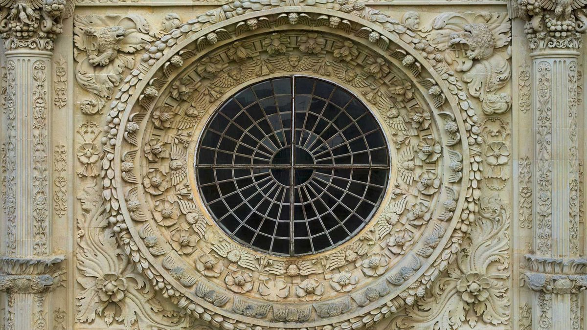 [color=#ff0000][b]Rosone della Basilica di S. Croce a Lecce, perfettamente simmetrico![/b][/color]