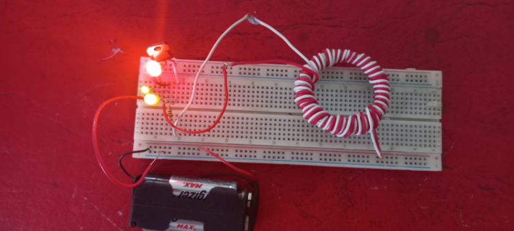 Curiosidad: Posterior a la puesta en funcionamiento del circuito, proba cuantos leds mas asociados en serie es capaz de encender el ladrón, nota que con el podríamos cargar hasta un celular. Muy interesante no??