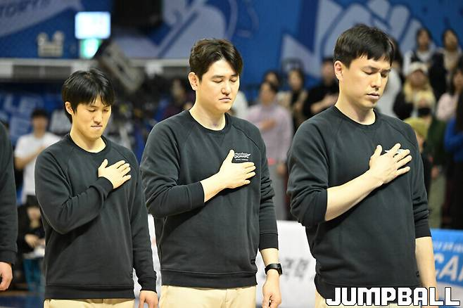 Samsung in Seoul announced on Thursday its coaching staff to assist new coach Kim Hyo-beom. Coaches Kim Bo-hyun, Kim Tae-kyung and Choi Soo-hyun will lead the team with Kim Hyo-beom.

Coach Kim Bo-hyun was appointed as Samsung coach in the 2022-2023 season and continues to serve as a coach to assist coach Kim Hyo-beom in recognition of his smooth communication and outstanding ability in the part of offense and defense tactics within the squad.

Coach Kim Tae-kyung served as the Korean men's and women's national team, Gonzaga of the U.S., and the power analysis team leader of Duke University's women's basketball team. Samsung explained, "Coaching through a teaching method suitable for global trends will be conducted using various field experiences and unique video/statistical analysis." [url=https://www.outlookindia.com/outlook-spotlight/2023년-한국을-대표하는-카지노-사이트-best-10--news-326663]카지노사이트[/url]

Choi joined the team as a player in 2012, served as a manager, and has been in charge of analyzing players' performance since 2022. From the new season, Choi will coach players based on understanding of players and know-how in video analysis.


