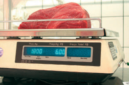 No açougue o funcionário digita na balança o preço do kg de carne (R$ 6,00) e coloca a carne sobre o prato da balança que registra a massa (é o valor de x).