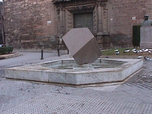En la plaza de Brujas de Valencia junto al busto de Vicens Vives había una fuente con el poliedro de Durero. Se tuvo que quitar la fuente para remodelar la plaza y todavía no se ha repuesto.