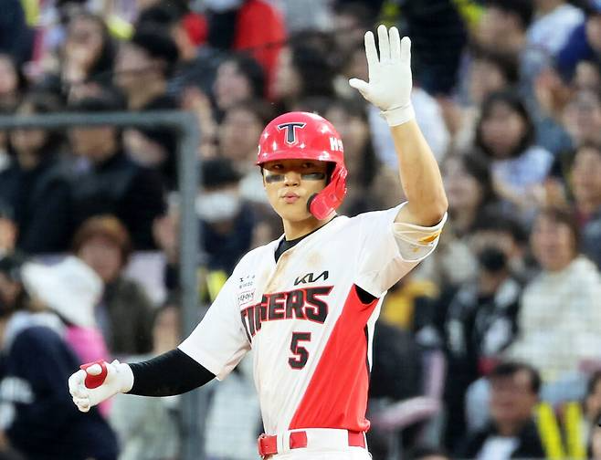 Aug. 23, 2021. Baseball fans' attention was focused on the Kia Tigers' first draft pick. Out of agony between a "five-tool player" fielder and a "fire bowler" pitcher, Kia chose the former. It was Kim Do-young from Dongsung High School in Gwangju, who was called the "second Lee Jong-beom." Moon Dong-joo, who was not selected from Jinheung High School in Gwangju, wore a Hanwha Eagles uniform as the first choice in the second draft.

In his third year of high school, Kim had a batting average of 0.451 (37 hits in 82 times at bat), one home run and 18 steals. His on-base plus slugging percentage (OPS) reached 1.128. In his second year as well, he had a batting average of 0.457 (42 hits in 92 times at bat) and one home run and 22 steals. This is why Kia chose Kim at the time. "He is a complete infielder with not only accurate batting contact but also fast feet and stable defense capability. He has quality skills in both offense, defense and baserunning, and will play a key role in strengthening the team's infield defense and lineup after joining the team."

Kim Do-young, who was in her first and second years as a professional golfer, has suffered from injury as well as adaptation to the pro league, failing to display performance in particular. Last year, she played in only 84 matches, mostly through the early part of the season due to toe injury. She also failed to make the roster of the national team for the Hangzhou Asian Games, which consists mostly of players under the age of 24. This could only be compared in many ways to Moon Dong-ju's record of 160.1 kilometers per hour in the Korean pro baseball history and playing as an ace in the Hangzhou Asian Games, where he won the gold medal.

However, in the early 2024 season, Kim is playing a key role in strengthening the team's infield defense and batting lineup, which Kia had been expecting. As of Tuesday, he has a batting average of 0.329 with 11 homers, 14 steals, and 27 RBIs while playing as a third baseman. His on-base percentage is 0.371, and his slugging percentage is 0.616.

In particular, his April performance is remarkable. He had a batting average of 0.154 (4 hits in 26 times at bat) in the opening month, but rebounded in April with a batting average of 0.385 (40 hits in 104 times at bat) with 10 homers and 14 steals. The monthly "10 (homer)-10 (stealing) club is also the first member of the KBO League. He has demonstrated that he has strong power and fast feet. In addition, he will be able to set a record of 0.30-30 homers and steals in this season. Park Jae-hong (then a member of Hyundai Unicorns) was the last Korean player to achieve 0.30-30 homers and steals in 2000

Kim's leap forward is all the more evident in homers. Having hit three homers since his professional debut and seven last year, Kim has hit 11 homers in 35 games this year. He didn't bulk up during the offseason, but he flips the ball over the fence based on his accurate contact ability.

"KBS N Sports" commentator Park Yong-taek pays attention to Kim Do-young's "High Finish." "Kim Do-young has so good physical speed that he has produced a lot of hard hits, but his launch angle was too low. Coach Lee Bum-ho said he told Kim to let the ball float unconditionally, but he has more leeway in his front foot (left foot) when he strikes while lifting it. As the bat approaches the lower part of the ball compared to last year, it falls over the ear at the end of the strike. The angle of swing itself has improved," Park said.

"SBS Sports" commentator Lee Soon-cheol also cited the angle of launch as the reason. "I don't think the batting form has changed much, but overall, the quality of the batting and the angle of launch are made well in line with the speed of the batting, resulting in a home run." Commentator Lee said, "I think I gained more confidence as I entered my third year as a professional player." "Choi Jeong is the most likely candidate for home run king because she is using a batter-friendly stadium as her home, but Kim Do-young is likely to become a dark horse with her natural bat speed and power."

Kim had to prepare for this season belatedly due to his injury. In the final against Japan at the 2023 Asian Baseball Championship (APBC) held in November last year, he suffered a torn ligament in his left thumb while performing head-first sliding in the top of the 10th inning of extra time. It was a regrettable injury resulting from his determination to win. Since then, he was diagnosed that it would take four months for surgery and rehabilitation, but he displayed tremendous resilience and was able to play from the opening game.

Commentator Lee Soon-cheol said, "Lee Jong-beom was gorgeous in and of itself. However, Kim Do-young is quietly showing off his splendor." He started his professional career at the age of 18 with the huge weight of "the next Lee Jong-beom." At the age of 20, Kim Do-young is slowly proving why he was called that way. [url=https://www.sportstotolink.com/]토토사이트링크[/url]

Talents do not disappear, but are always revealed. What is needed is only time. Time to reveal and time to drag. The time has finally come for Kim Do-young, a fully grown baby tiger.


