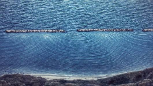 Fenomeno della diffrazione con le onde del mare.
