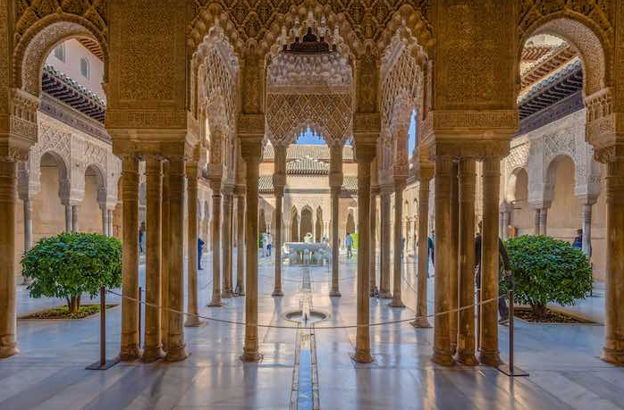 L' Alhambra è un castello che si trova a Granada, in Andalusia.
Al suo interno, sui fregi e sulle pavimentazioni si trovano molteplici esempi di isometrie.