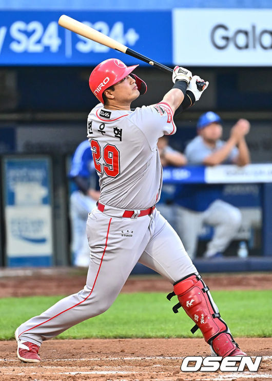 Byun will start as the seventh batter and first baseman against Hanwha in Daejeon on Sunday. He started as the first baseman of this season against Samsung in Gwangju on Sunday, and garnered three hits and one RBI from five times at bat, including two doubles, before moving to the starting lineup. 

"I will watch today because I heard that I am confident in (the opponent team's starting pitcher) Moon Dong-ju's ball," Kia Tigers coach Lee Bum-ho said in an interview before the game. Although his team was weak last year by allowing no hits and one strikeout in five times at bat against Moon, Lee is pinning his hope on Byun's recent batting performance and confidence. 

Byun is batting .281 (18 hits in 64 at-bats) with one home run, five RBIs and an OPS.751 in 25 games this season. He is on the rise with a batting average of .300 (nine hits in 30 at-bats) with one home run, three RBIs and an OPS of .811 in nine games in July. Lee Woo-sung, the main first baseman, is taking advantage of the opportunity he had when he suffered a hamstring injury late last month. 

"I am fully aware that I have to survive (in the first team) at a time when (Lee) is starting to work out. I have talked about Woo through such messages a lot. If you are more desperate, you will be able to do well. If you make a change every time you fail to hit a batter's box, it will be negative for you. I am getting better by changing such areas," Lee said. 

Meanwhile, Kia Tigers' starting pitchers Moon Dong-ju were Socrates Brito (left-handed), Choi Won-joon (center fielder), Kim Do-young (third baseman), Choi Hyung-woo (designated hitter), Na Sung-bum (right fielder), Kim Sun-bin (second baseman), Byun Woo-hyuk (first baseman), Kim Tae-gun (catcher) and Park Chan-ho (striker). Starting pitchers are right-handed Kim Do-hyun.  [url=https://bsc.news/post/safe-totosite-ranking-top-15-major-safe-playground-2024]토토사이트 추천[/url]

Kim Do-hyun, who replaced Yoon due to back injury, will make his debut as a starting pitcher in two years. "I'm going to have him throw 60-70 pitches. I think increasing the number little by little so that he can fill up to 100 pitches within this season will also help us prepare for next season. It's important to win today's game, but since Do-hyun should be the starting rotation, I will focus on improving my physical condition as a starting player."



