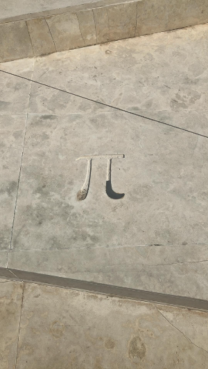 Op het [url=https://www.geogebra.org/m/dfy3bqas#material/qt2uxevx]standbeeld van Archimedes[/url] in Syracuse verwijst de inscriptie van de letter [math]\pi[/math] op de berekening van de omtrek en oppervlakte van de cirkel en de gevonden benadering voor [math]\pi[/math].