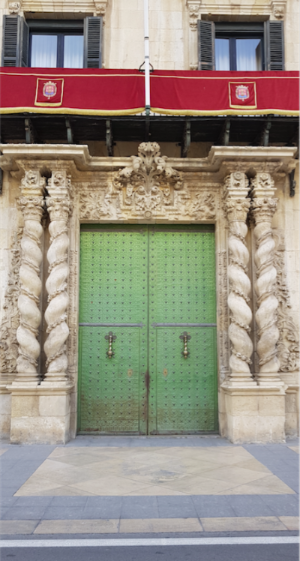 Columnas salomónicas en la puerta del ayuntamiento de Alicante.