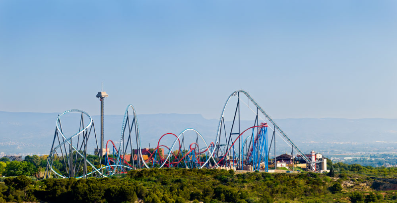 Si has estat a Port Aventura segur que coneixes una de les muntanyes russes més altes del món,  el Shambala! El punt màxim arriba a una altura de 76 m i tot seguit fa una caiguda de 78 m. Té  uns pendents d’infart. Quins són?  