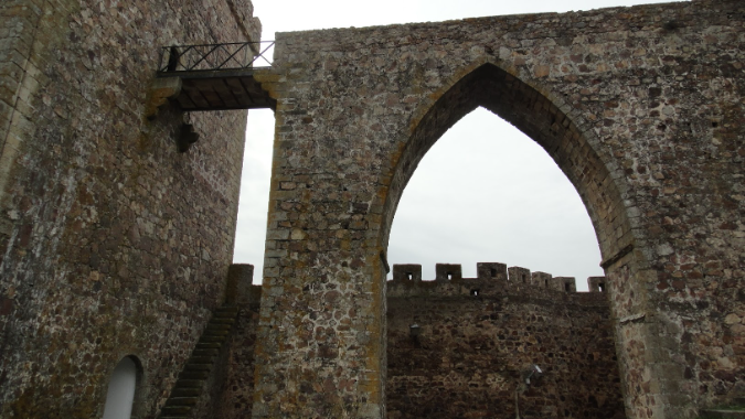 Arco ojival en el Castillo de Luna, Alburquerque