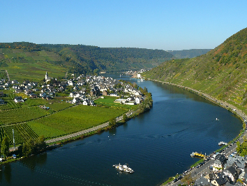 [i][size=50][i][size=50][size=100]Das Bild zeigt die Mosel bei Beilstein in Rheinland-Pfalz.[/size][/size][/i]
Bildquelle: https://pixabay.com/photo-486565/[/size][/i]