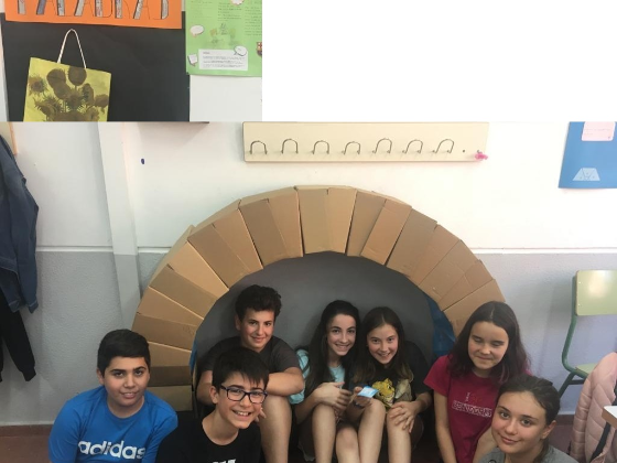 Alumnos de 1ESO del IES San Fernando de Badajoz, con el arco que han construido con su profesora Marta Letona
